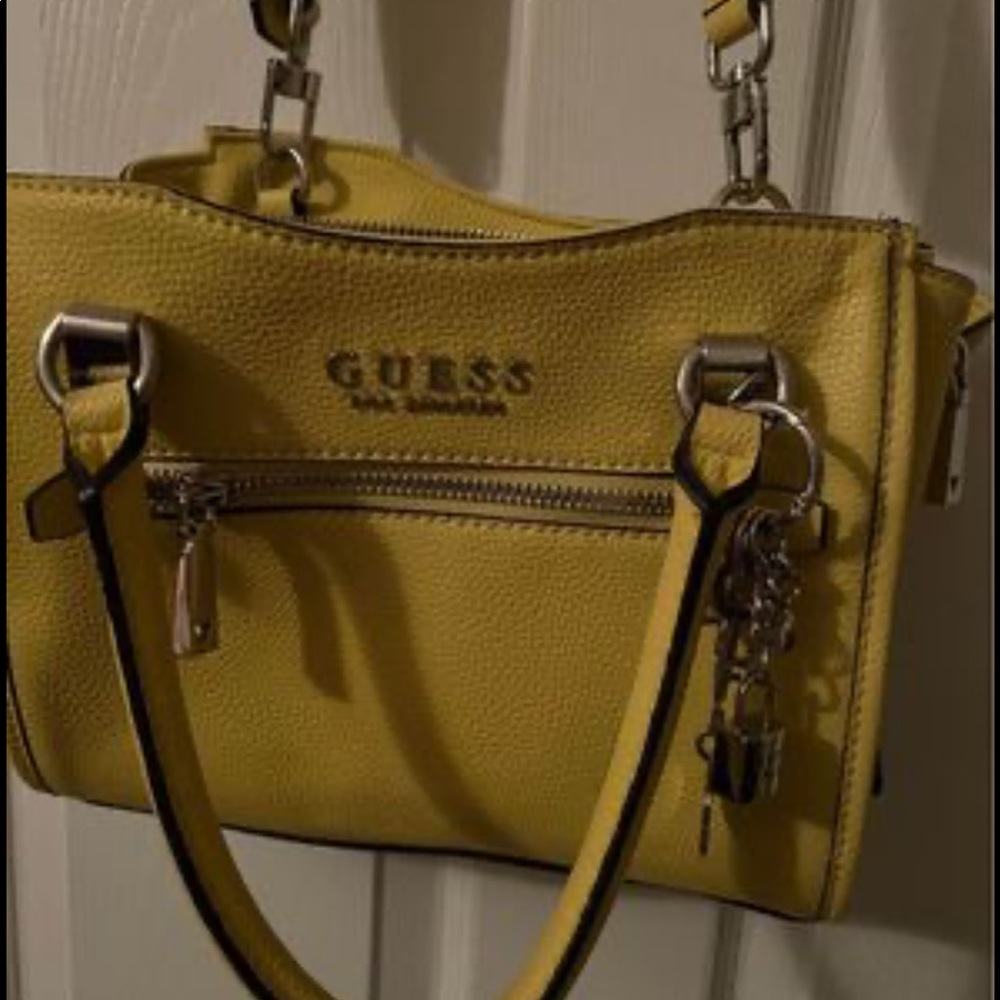 GUC YELLOW HAND/CROSSBODY BAG BY GUESS
